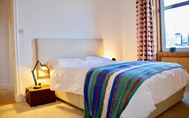 Spacious 2 Bedroom Apartment Near Holyrood Park