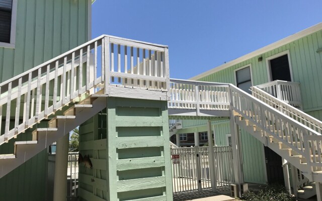 Lowki Bungalow by RedAwning