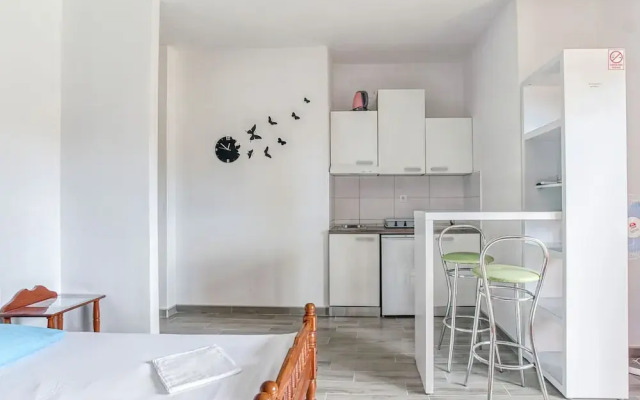 Simplistic Holiday Home in Sumartin near Sea Beach