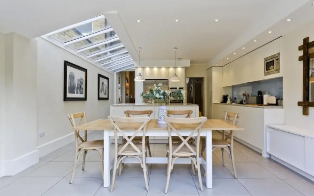 Stunning Recently Renovated 3 Bedroom Home Fuham - Munster Village