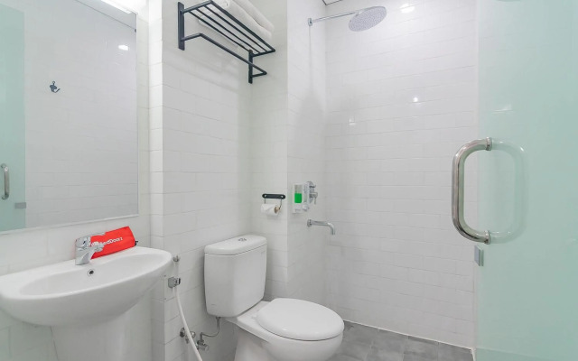 RedDoorz Premium @ Hotel Hebat