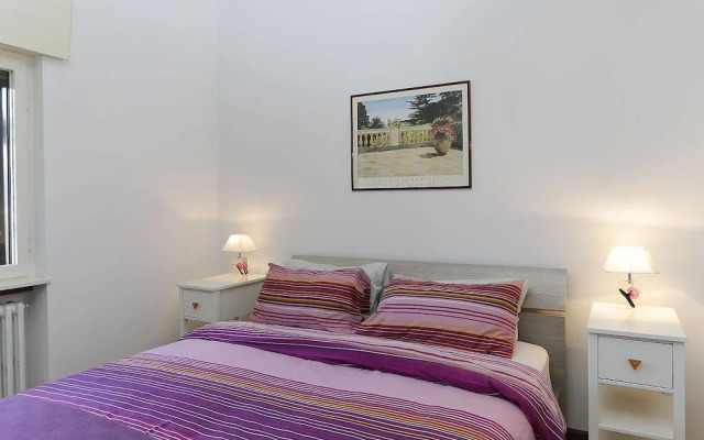 Contemporary Lakeside Villa Enjoying Direct Lake Access, Wifi, BBQ, Near Restaurant and Shop