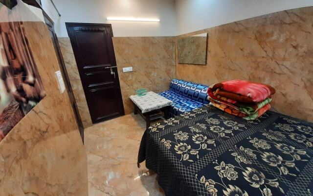 Couple Friendly Private Flat in Posh Lajpat Nagar