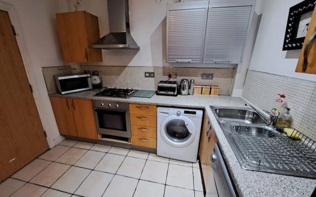 City-center Flat Sleeps 4 With Balcony