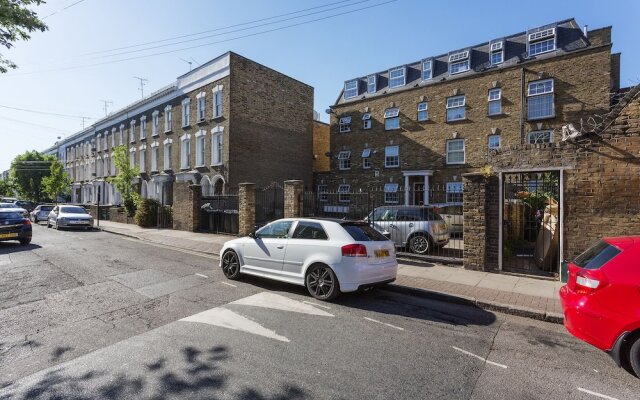 Veeve - 3 bed flat with parking, Walford Road, Stoke Newington