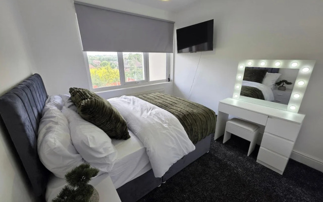 5 Beds, 7 Guests, Private Garden, Free Parking