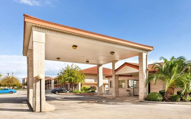 Econo Lodge Inn & Suites Fiesta Park