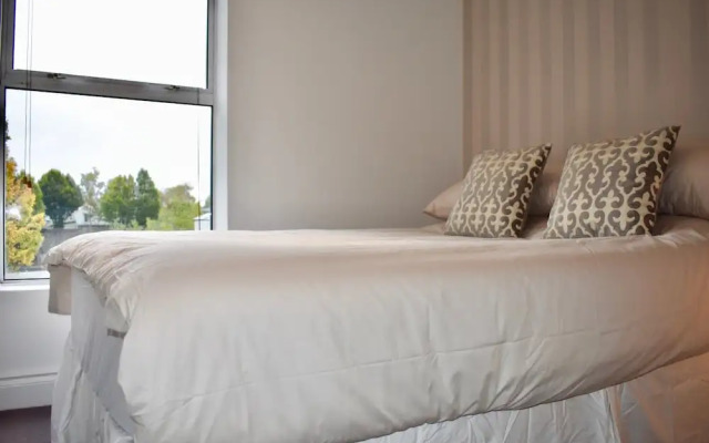 Modern 2 Bedroom Home Close to City Centre