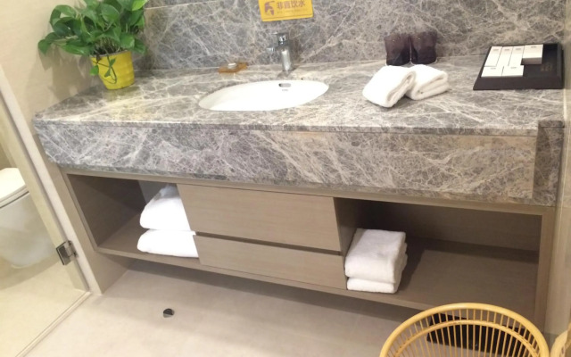 Shenzhen Baoan PLUS Gems Cube Hotel