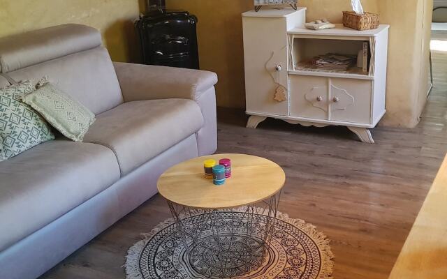 2 Tastefully Furnished Gites With Private Pool, 1km From Faucon