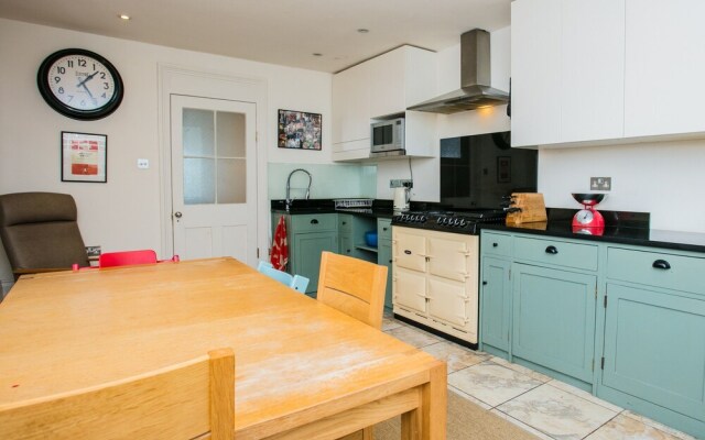 3 Bedroom Family Home Sleeps 6 in Camden