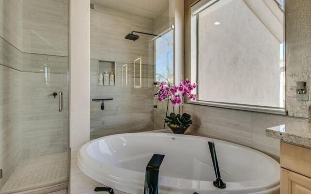 Fabulous 4-Bdrm WBreathtaking Views & Pool