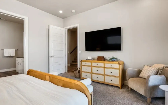 Grand Slam Getaway #5 5 Bedroom Townhouse