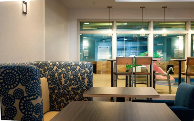 Holiday Inn Express Hotel & Suites Wausau by IHG