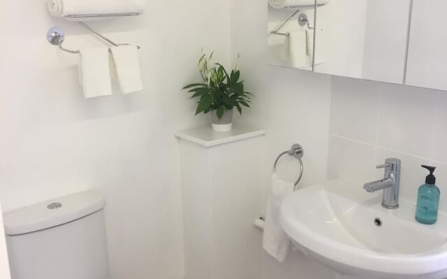 Basingstoke En Suite Room in Garden Annex