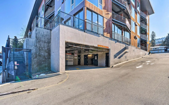 Resort-style Condo w/ Lake Chelan & Mtn Views