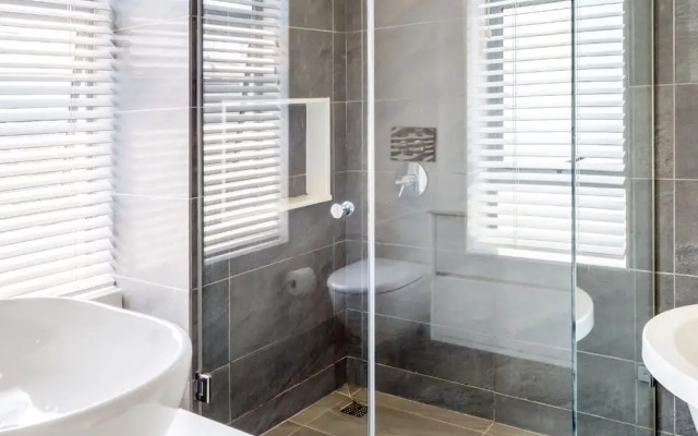 Tranquil Escape in Sea Point Aureto