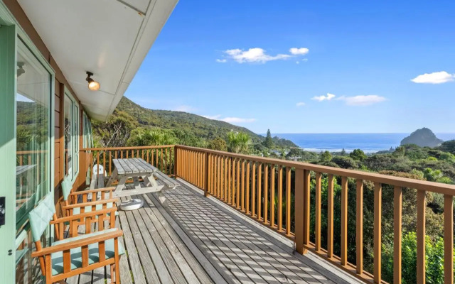 Seaview, Sun and Surf - Piha Holiday Home