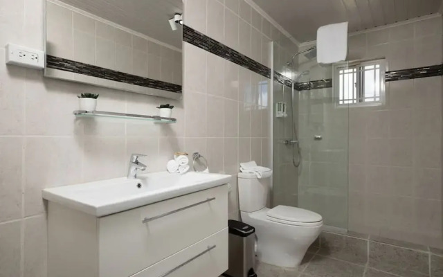 Newly Renovated 4BR 4BA Private Pool Eagle Beach