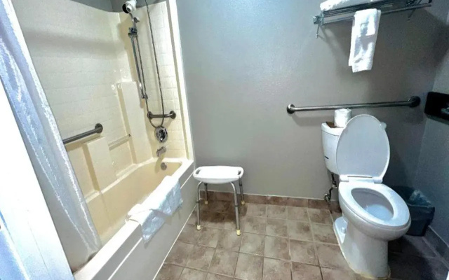 Studio 6 Suites Portland OR- I-5 OHSU