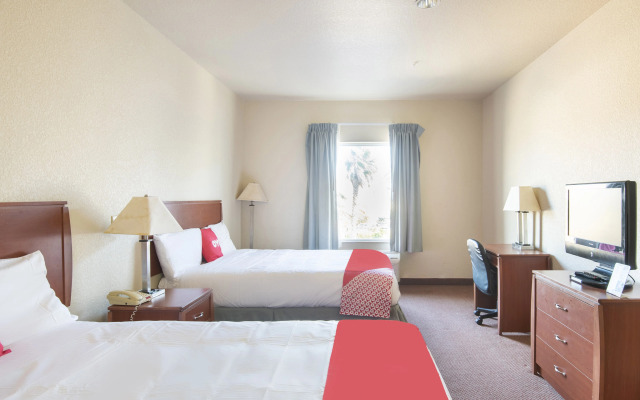 OYO Townhouse Clute Lake Jackson