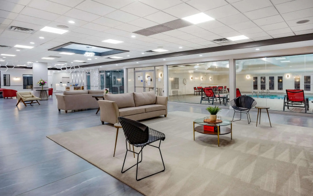 Ramada by Wyndham Hartford North / Bradley Airport