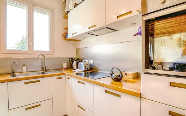 Loft-inspired Flat Near Montmartre, Sleeps 4