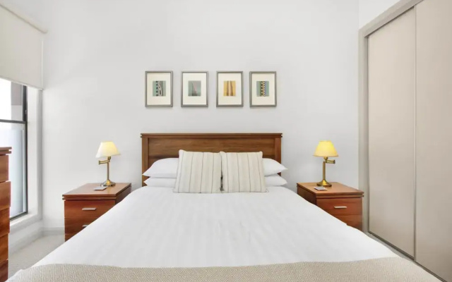2-bed Apartment With Parking & Balcony Near Trains