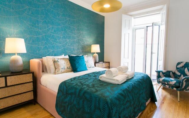 Lisbon luxury retreat! 2 suites, balcony & views!!