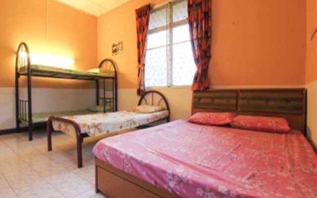 Borneo Beachouse Backpackers