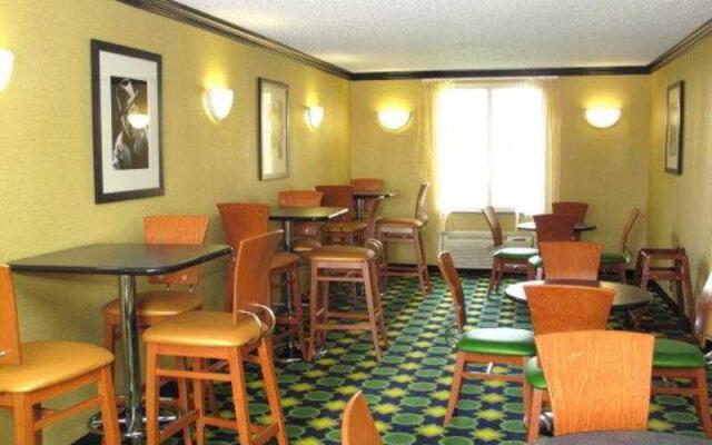 La Quinta Inn & Suites By Wyndham Tulsa Central