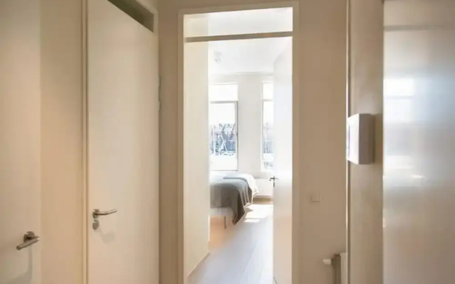Modern Apartment Overlooking the Harbor