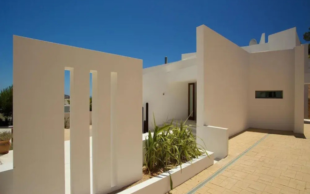 Modern Holiday Home With Vast Terracing