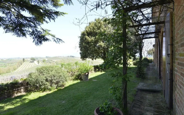 Pleasant Villa In Valiano With Terrace, Garden, Sun-Loungers