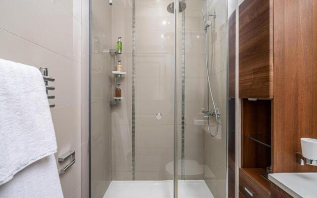 Stunning 1Bd with Castle View