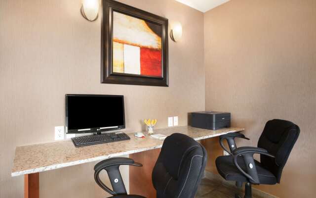 Days Inn & Suites by Wyndham Cochrane
