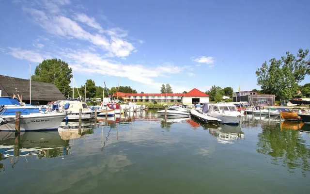 Aparthotel by Lake Heidensee With Boat Rentals