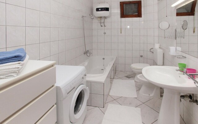 Amazing Home in Okrug Donji With 5 Bedrooms