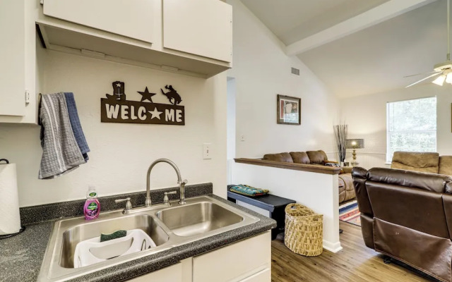 Wine Tours & Antiquing: Townhome Near Dtwn Brenham