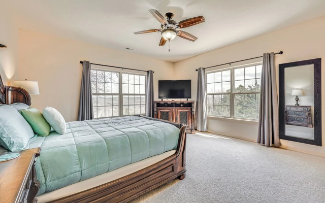 Relax Fireside: Branson West Gem w/ Hot Tub Access