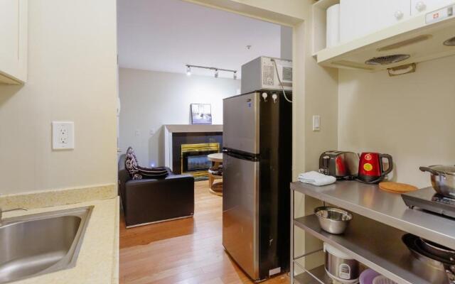 Convenient to Attractions & Close To Airport