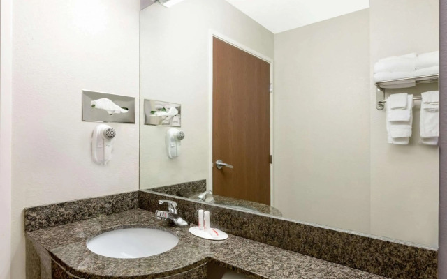 Microtel Inn & Suites by Wyndham Tuscaloosa Near University