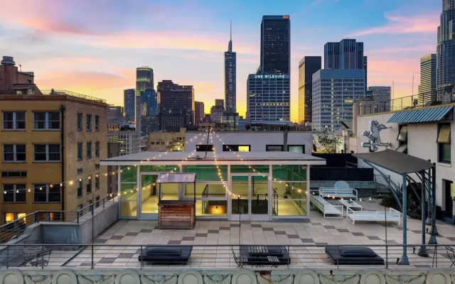 Skyline Lofts by Avantstay: a Multi-level Industrial-chic Retreat in Dtla With Rooftop Views, Soaring Ceilings & Steps to Dining, Music & Culture