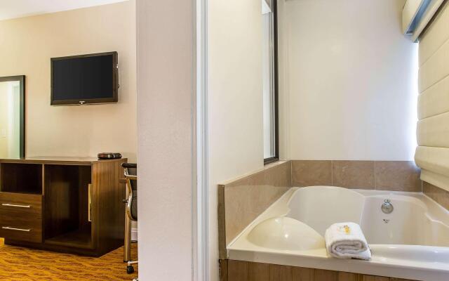 Quality Inn & Suites Middletown - Newport