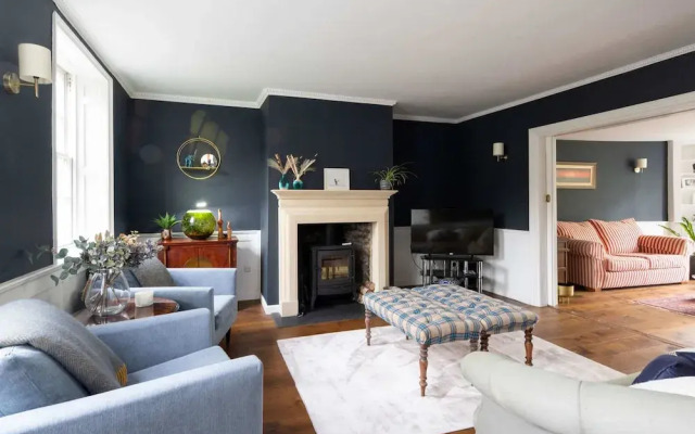 Country Retreat - Sleeps 14 - Large Garden