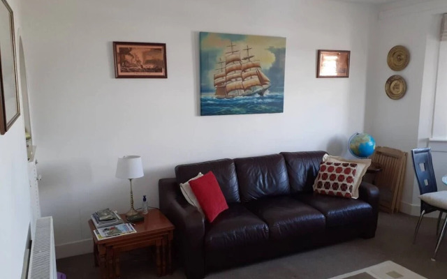 Marina View, Lovely Upper 3 Bedroom Apartment