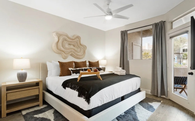 Solace - Community Pool & Gym -walk to Restaurants