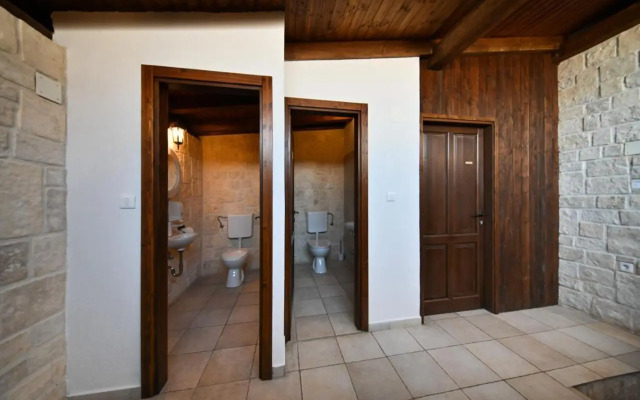 Authentic Stone House Stela & Lea