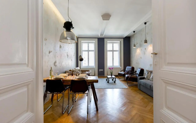 Designer Dream Home In The Absolute Center