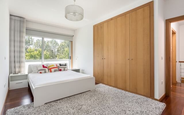 JOIVY Sleek House W/Balcony & 2 Terraces In Porto
